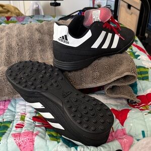 Bin 7-5   
Adidas Black and White Sports Sneakers